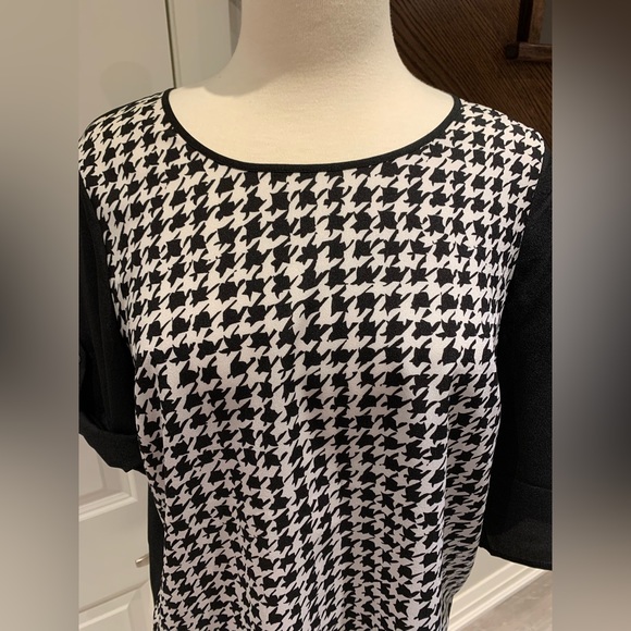 Kensie black and white top. Size Med. - Picture 2 of 7